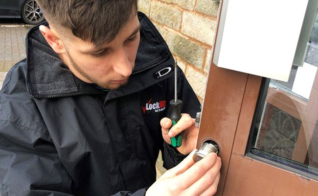 Locksmith Replacing Door Lock in Banwell