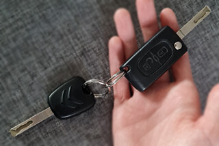 Auto Locksmith Holding Citroen Car Keys