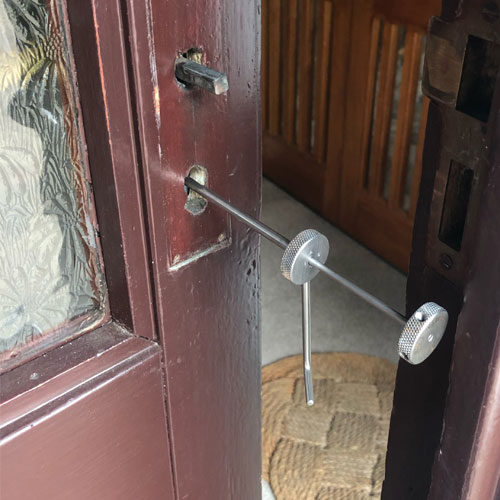 Bitton Locksmith picking wooden door lock