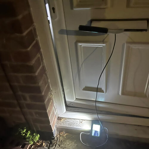 Non-destructive entry using a letterbox tool Gaining entry using a letterbox tool