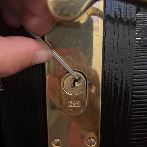 Non-destructive entry: picking a euro cylinder lock Non-destructive lock picking on a euro cylinder