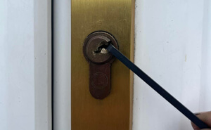 Doncaster Locksmith picking door lock