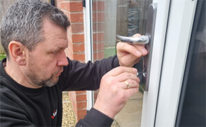 Sleaford Locksmith picking door lock
