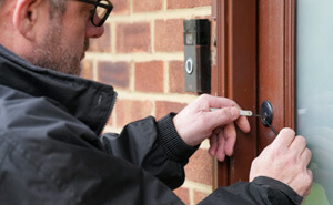 Burnham-on-Crouch Locksmith picking door lock