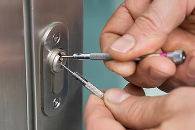 Locksmith Job - Picking Door Lock