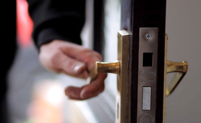 Locksmith Opening Door Without Damage