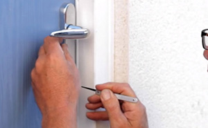 Colchester Locksmith picking door lock