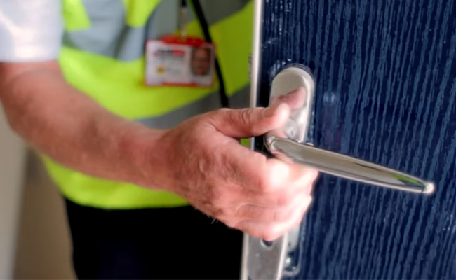 Locksmith Replacing Door Lock in Alloa